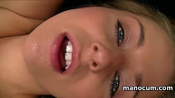 彼女のひったくりと空腹の大きなシャフトをからかうハメ撮りブロンド湯たんぽ