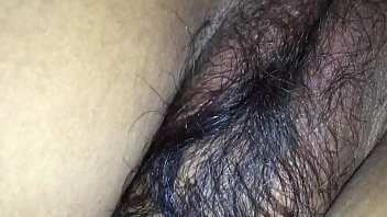 夫の友人と後背位を楽しんでいる黒いブラとタイトな嫌いな人の毛むくじゃらの妻