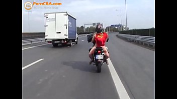 極端な公衆の面前で