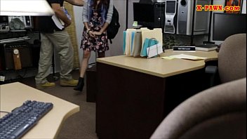 オタクのは質屋で彼女の本と彼女の陰部を売っています