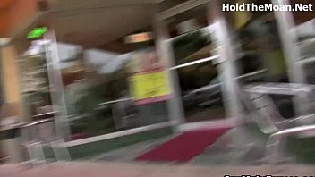公共の場でホットベイビークリスタクルービーベイビーフラッシュ