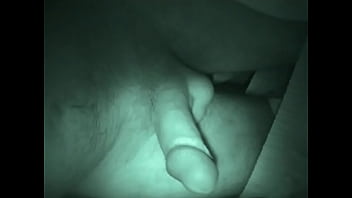 両親がsである間、カバーの下で男の子のマスターベーション。