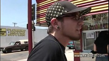 角質の男は素敵な幸せな熟女を見つけて、彼女を彼らのモーテルの部屋に連れて行きます