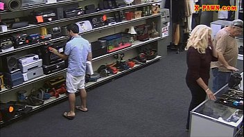 熱い熟女はめちゃくちゃになって、質屋からお金を受け取ります