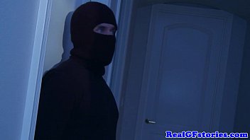 真夜中の強盗に襲われた主婦