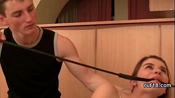 彼女のバスルームで強打された巨乳のスキニータイトなティーン