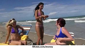 現金でセックスすることを許可する20