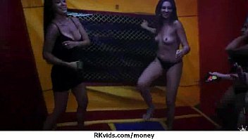 現金でセックスすることを許可する29