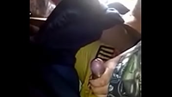 電車の移動を楽しんでいるデジ妻