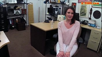 奥の部屋でエッチなポーンマンと犯された客妻
