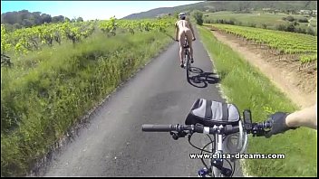 道路での公共自転車での点滅とヌード