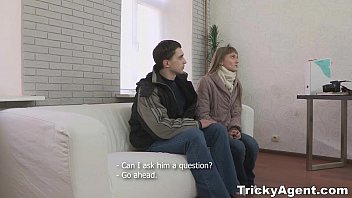 Хитрый агент - трахнули в задницу Кристи Би со своим бойфрендом внизу подростковое порно