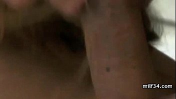 かかとで熱い継母クーガー喫煙セックス