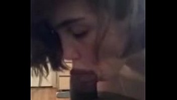 白人の女の子は黒い雄鶏に素敵なフェラチオをします、彼女はアマチュアを夢見ます
