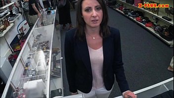余分なお金を稼ぐために奥の部屋で犯された熱いブルネットの妻