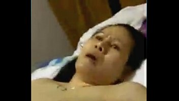 p3を自慰行為する巨大なおっぱいを持つ角質のタイの熟女