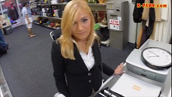 質屋にねじ込まれてお金を受け取る熱いブロンドの熟女