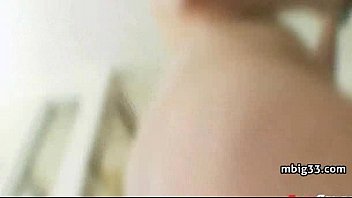 ホットな女の子は大きな黒いディックで彼女の大きなお尻をバウンスするのが大好き