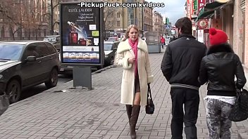 公衆トイレで犯されたストッキングのブルネット
