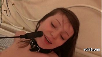 遊び心のあるティーンがハード緊縛セックスを紹介しました