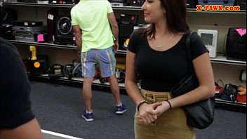 かなりアマチュアの男女共学者が彼女の素敵なおっぱいを点滅させますnお金のために犯されました