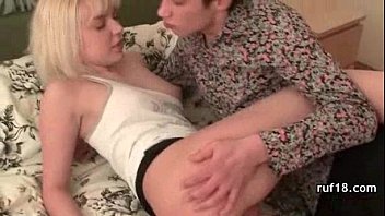 彼女のバスルームで強打された巨乳のスキニータイトなティーン