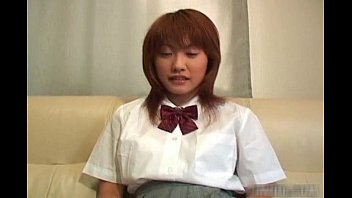 小柄な日本のティーンは猫を振動させる