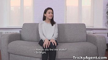 トリッキーなエージェント-恥ずかしがり屋のかわい子ちゃんイジアシュリーはふしだらな女の十代のポルノのようにファック