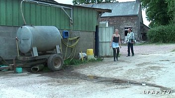 フランスの成熟した人は彼女のお尻をおじいちゃんと彼の農場の友達に激しく犯されます
