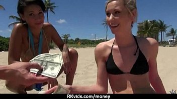 かわいいティーンは現金のために吸われて、めちゃくちゃにされました6
