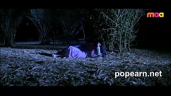 テルグ語映画eevayasuloから公園で夜を楽しんでいるかわいいティーン