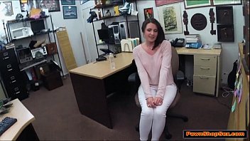女性は質屋の所有者に巨根を欲しがり、顔をしかめる