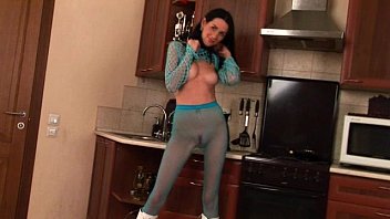 青いボディストッキングのスキニーベイビーは彼女の体、おっぱいとタイトな猫を披露します