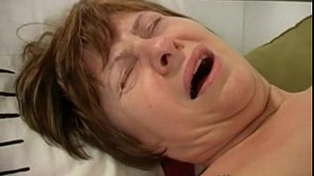 自慰行為をしている59歳のおばあちゃん
