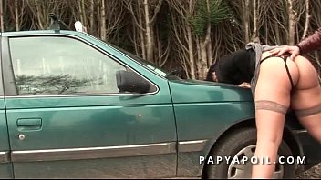 おじいちゃんは車の中で彼女をソドム化する友人と太った女とセックスします