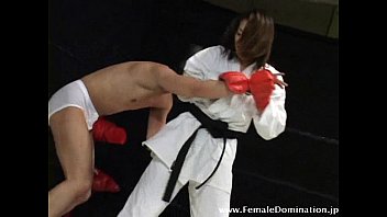 小柄な愛人は弱い仮面の奴隷を倒したので力強い