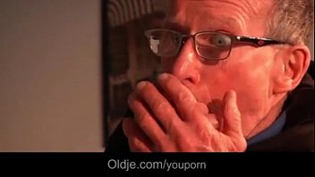 YouPorn-ダーティサンタは厄介なティーンエイジャーにハードスパンキングとファックを与えます