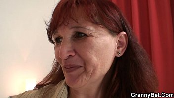 Рыжая бабушка в чулках скачет на его жезле
