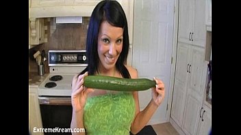 彼女が潮吹きするまで彼女の野菜で彼女の穴をファックしているクリーム
