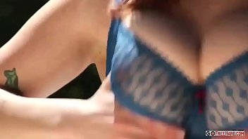 男が文字通りペニスに頭を串刺しにする女とのオーラル