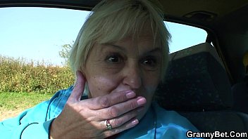 80歳の雌犬が車にねじ込まれます