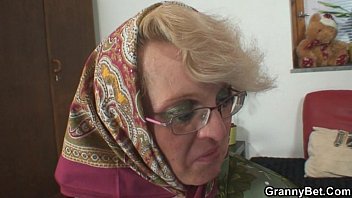 Она радует молодого незнакомца