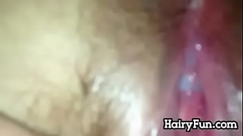 彼女の毛むくじゃらの穴の中出しクローズアップ