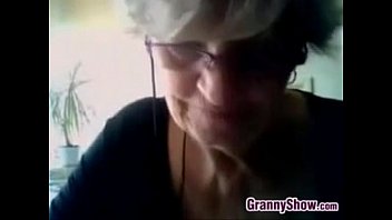 おばあちゃんは彼女の胸を披露バスティおばあちゃんSh