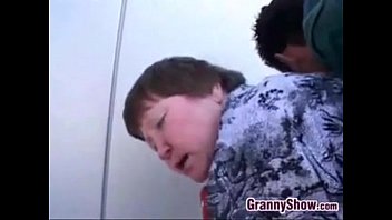 お尻に犯される太ったおばあちゃん