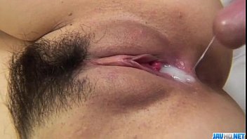 着物の女の子神崎凛香は2つの巨大なコックを扱います
