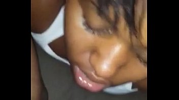 彼女は彼女の猫にb4を食べさせます私は彼女をファックします