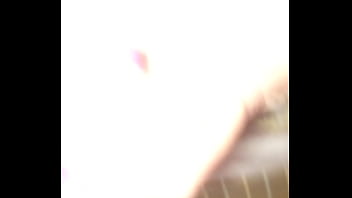 太った妻はかがんで両方の穴をおもちゃにする