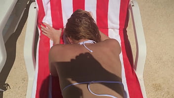 ビーチハウスでセクシーなお尻の妻