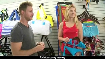 アマチュアの女の子は見知らぬ人からのセックスのために現金を受け入れる3